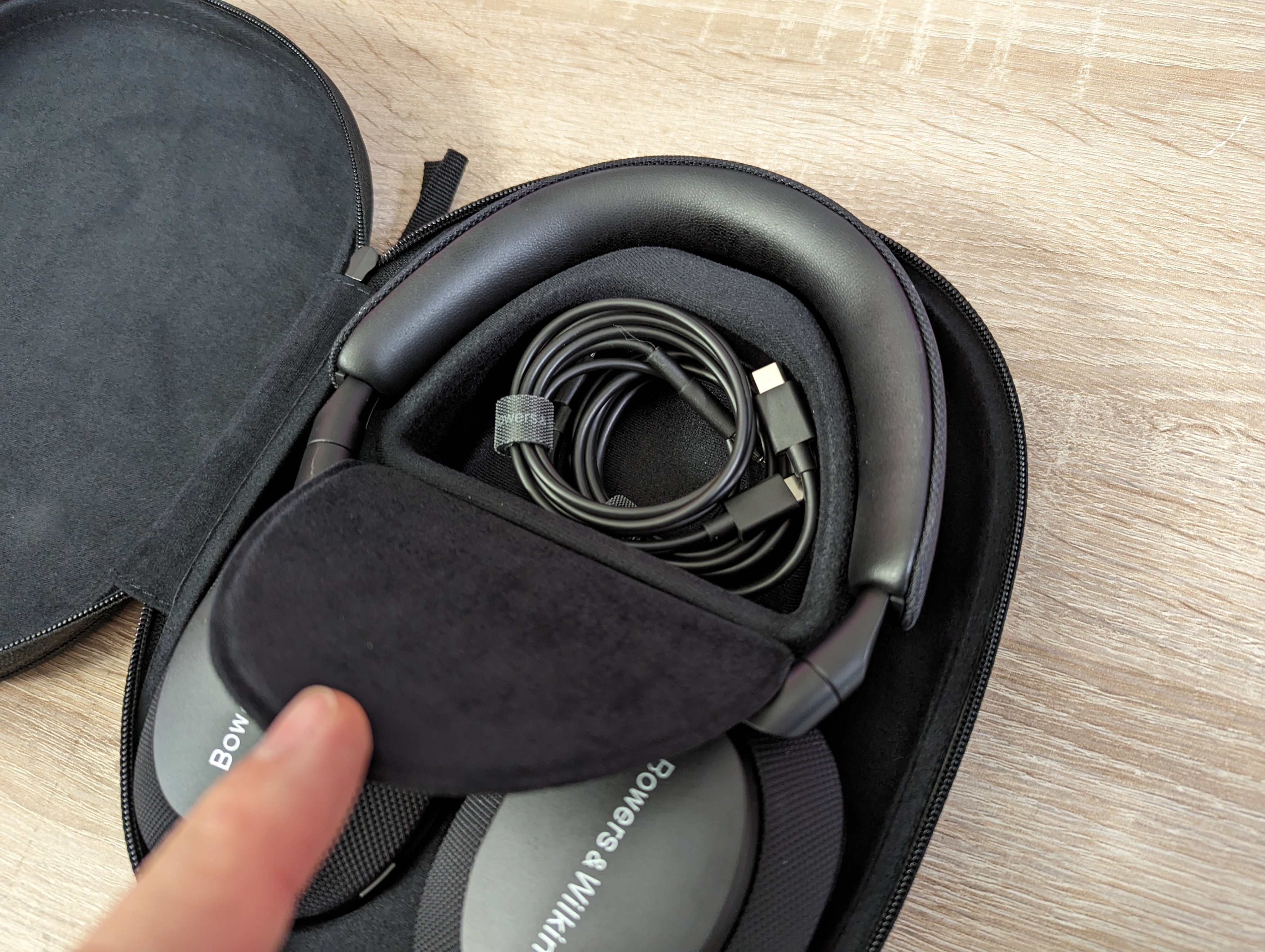 Compartment for accessories Bowers & Wilkins Px7 S2e.jpg